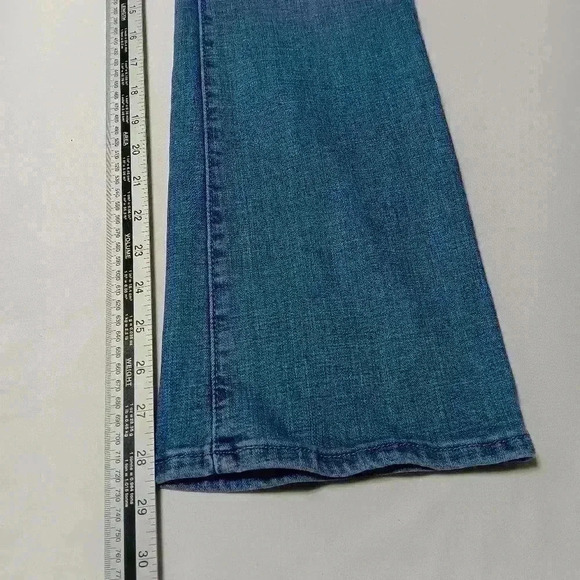 Levi's 725 Highrise boot cut jeans. Ladies  Size 31x30 - Picture 3 of 9